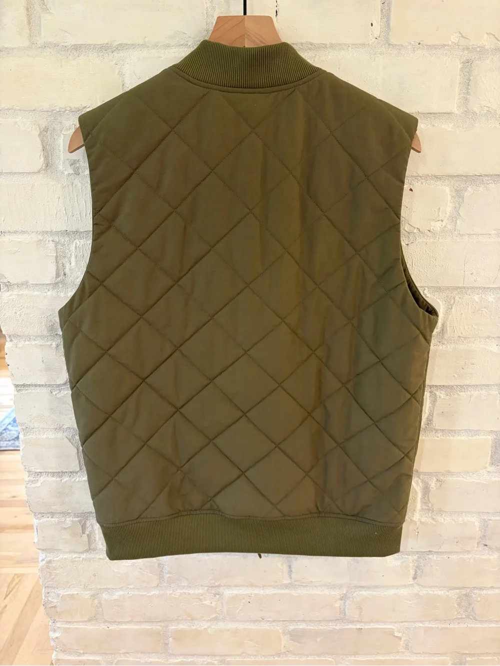 The North Face Men’s Cuchillo Insulated Vest with Cream Sherpa Lining (B1) - Picture 2 of 4
